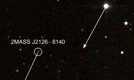 Immagine a falsi colori nella regione dell’infrarosso del pianeta 2MASS J2126 e della sua stella TYC 9486-927-1. La freccia bianca mostra il moto proiettato nel cielo della stella e del pianeta nel corso di un migliaio di anni. La scala indica la distanza di 4000 unità astronomiche, pari a 4000 volte la distanza della Terra dal Sole (si ricordi che 1 unità astronomica equivale a poco meno di 150 milioni di chilometri). Crediti: 2MASS/S. Murphy/ANU