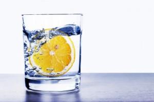 Un bicchiere di acqua e limone per stare meglio