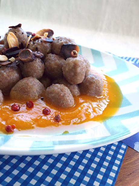 Gnocchetti di segale su crema di zucca con mandorle e pepe rosa