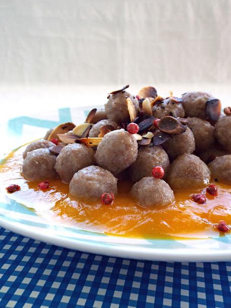 Gnocchetti di segale su crema di zucca con mandorle e pepe rosa