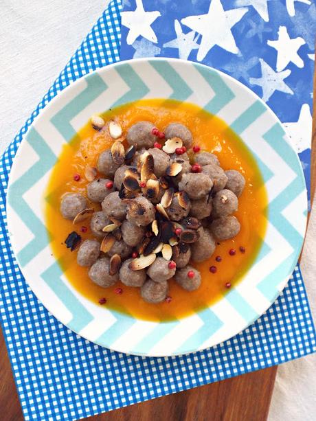 Gnocchetti di segale su crema di zucca con mandorle e pepe rosa