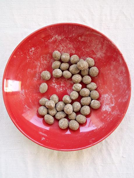 Gnocchetti di segale su crema di zucca con mandorle e pepe rosa