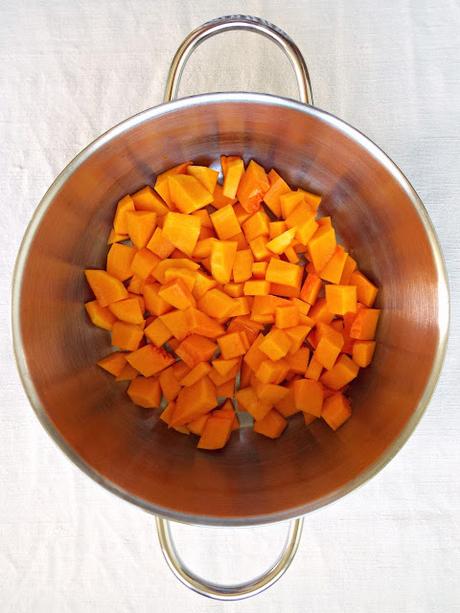 Gnocchetti di segale su crema di zucca con mandorle e pepe rosa