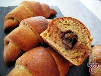 Croissant di khorasan con burro di arachidi e datteri: chiamamola follia ma tingiamola di sorrisi