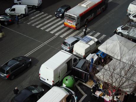 Le bancarelle non uccidono solo la periferia. Questa la situazione in un'elegante strada di Prati