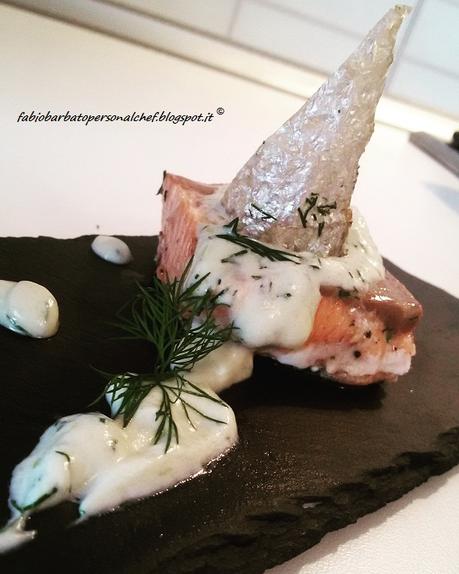 Filetto di Salmone al rosmarino con salsa allo yogurt e aneto