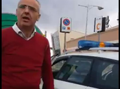 Video. Auto della municipale posto disabili, vigile: “Dov’è problema?”