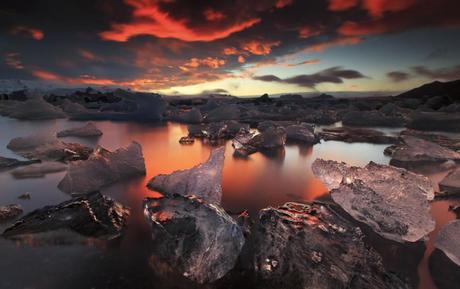 PIC BY IURIE BELEGURSCHI / CATERS NEWS - (PICTURED: The incredible land of fire and ice) - Iceland is known as the Land of Fire and Ice and these images capture the essence of that perfectly. Incredible ever-changing landscapes demonstrate the contrast between the freezing ice and burning skies that dominate Icelands beauty. The incredible pictures taken by photographer Iurie Belegurschi show the breathtaking and utterly unique ice plains formed in sub-zero temperatures. The monstrous ice sculptures that rise from the ground perfectly reflect the heated red colour shining from the sunset behind. SEE CATERS COPYL'incredibile terra di ghiaccio e fuoco L'islanda è conosciuta come la terra del fuoco e del ghiaccio e queste immagini ne catturano l'essenza perfettamente. Queste immagini mozzafiato scattate da Lurie Belegursch mostrano il contrasto unico tra le sculture di ghiaccio che si formano e decine di gradi sottozero e i cieli rossi al tramonto che si riflettono in esse