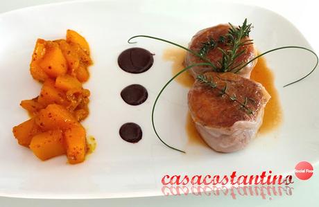 Filetto di suino nero dei Nebrodi al lardo di Colonnata con chutney di mango e salsa di cioccolato al peperoncino