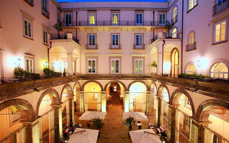 Aperitivo in Rosso Ferrari al Palazzo Caracciolo di Napoli