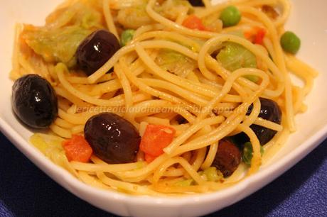 Spaghetti con pan di zucchero, olive e pisellini