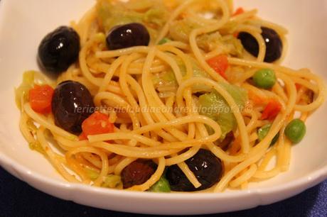 Spaghetti con pan di zucchero, olive e pisellini