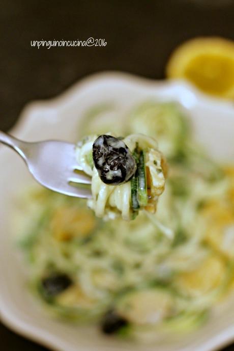 zucchini-noodles-yogurt-arancia-avocado-e-olive