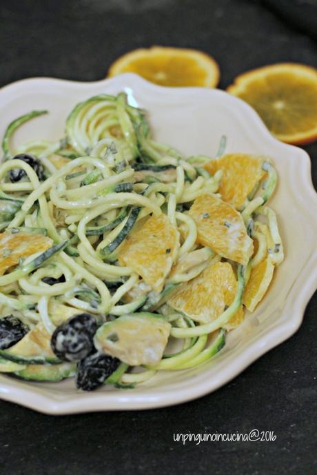 zucchini-noodles-yogurt-arancia-avocado-e-olive