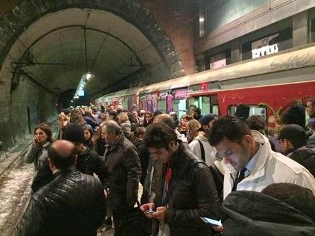 cumana folla ragazzo investito suicidio