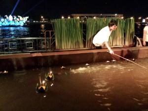 I krathong vengono immersi nell'acqua e si avviano verso il fiume (foto di Persorsi, 2015)