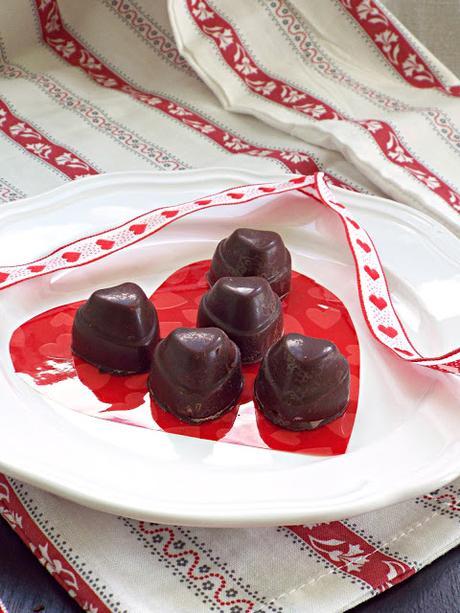 Homemade with love: Cioccolatini fondenti con cuore bianco