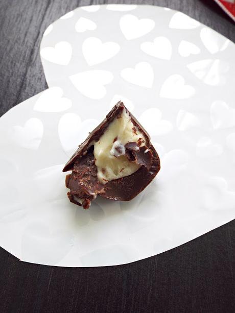 Homemade with love: Cioccolatini fondenti con cuore bianco