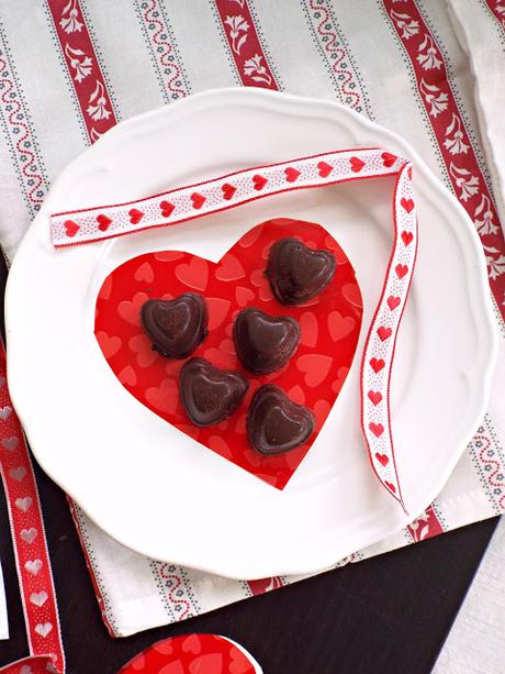 Homemade with love: Cioccolatini fondenti con cuore bianco