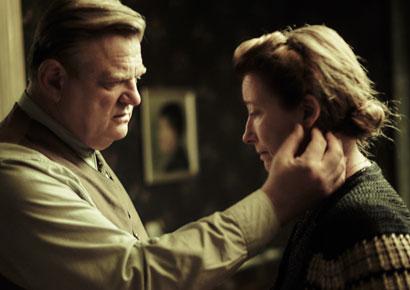 Brendan Gleeson e Emma Thompson in Alone in Berlin di Vincent Perez - Photo: Marcel Hartmann (c) X Filme Creative Pool