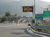 Ubriaco sbattere autostrada, scende fugge macchine