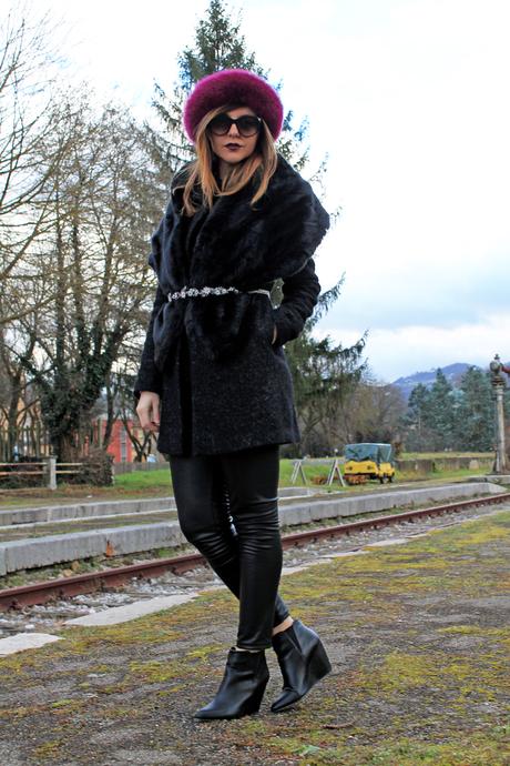 Total black outfit e un cappello color ciclamino