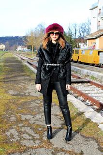 Total black outfit e un cappello color ciclamino