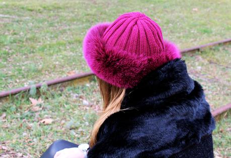 Total black outfit e un cappello color ciclamino