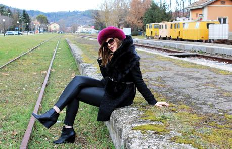 Total black outfit e un cappello color ciclamino