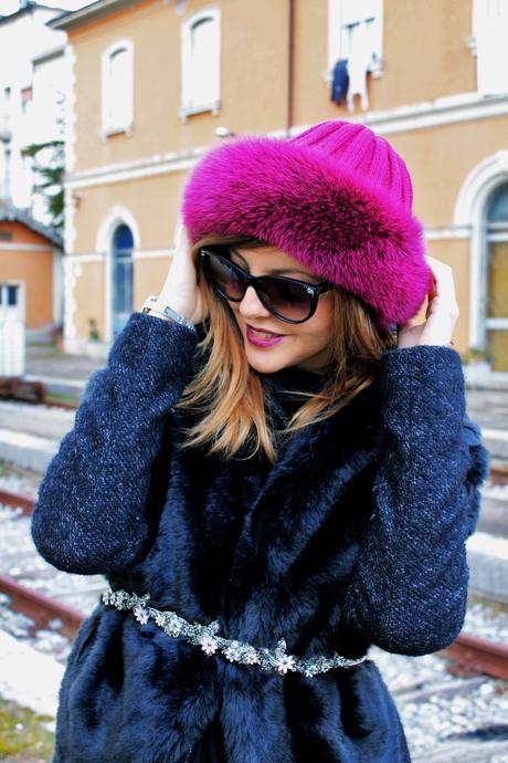 Total black outfit e un cappello color ciclamino