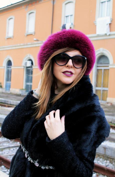 Total black outfit e un cappello color ciclamino