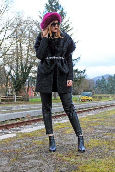 Total black outfit e un cappello color ciclamino