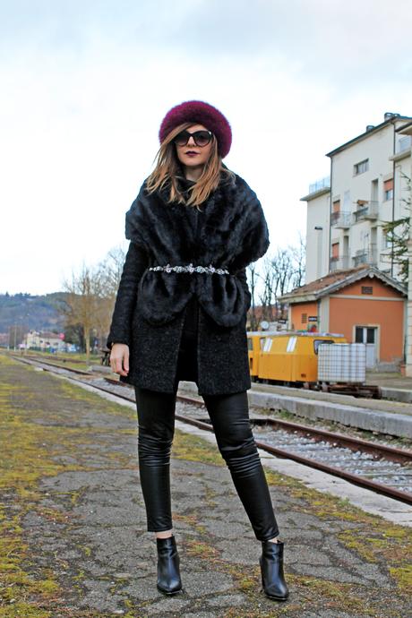 Total black outfit e un cappello color ciclamino