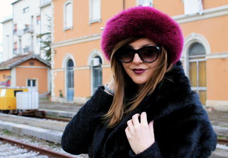 Total black outfit e un cappello color ciclamino