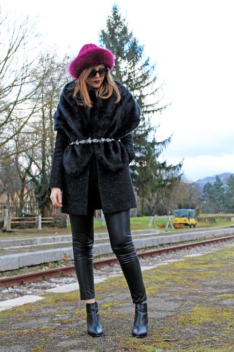 Total black outfit e un cappello color ciclamino