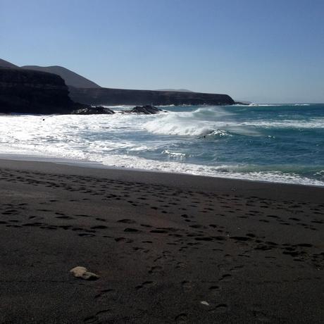 Oggi vi porto con me a visitare Ajuy, con le  sue grotte ed il suo mare con sabbia vulcanica. Poi naturalmente tutti a pranzo.