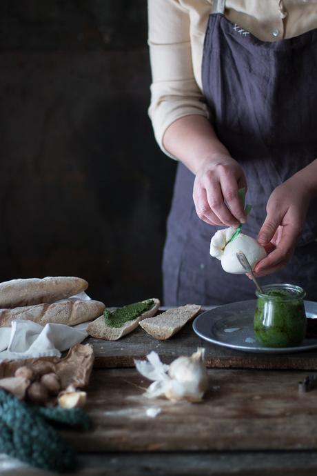 Panino gourmet con pesto di cavolo nero