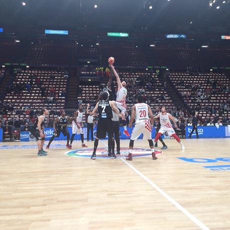 tip-off Pistoia vs Trento - © 2016 twitter.com/LegaBasketA