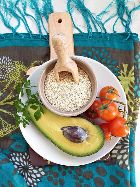 Insalata di quinoa al profumo di limone con avocado e pomodori secchi