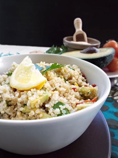 Insalata di quinoa al profumo di limone con avocado e pomodori secchi