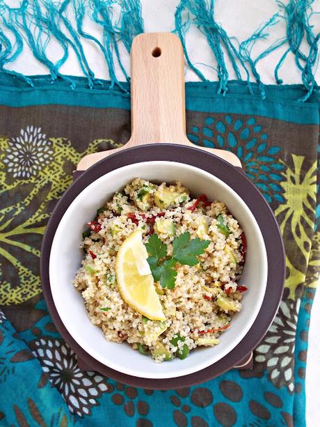 Insalata di quinoa al profumo di limone con avocado e pomodori secchi