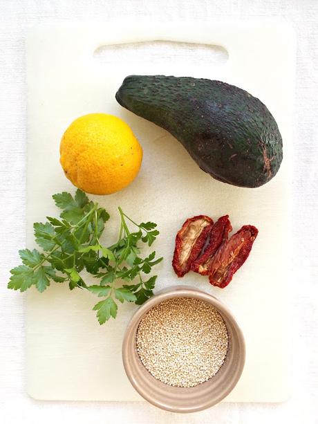 Insalata di quinoa al profumo di limone con avocado e pomodori secchi