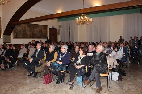 Il pubblico presente all'UBI Banca di Luino