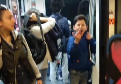 Bambini-scippatori di 7 anni sotto la metro. Ci sputano, ci insultano e ci aggrediscono perché li filmiamo