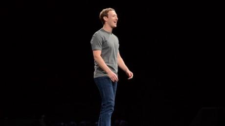 Mark Zuckerberg si presenta a sorpresa sul palco di Samsung e parla della realtà virtuale