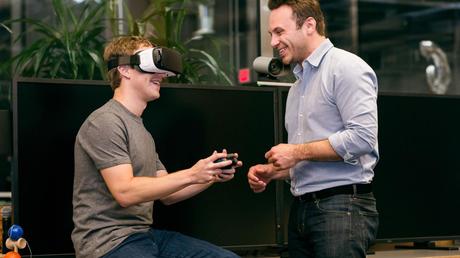 Mark Zuckerberg si presenta a sorpresa sul palco di Samsung e parla della realtà virtuale