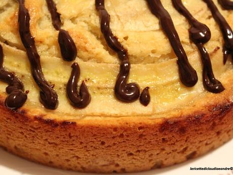 Torta al cocco, banane e salsa al cioccolato