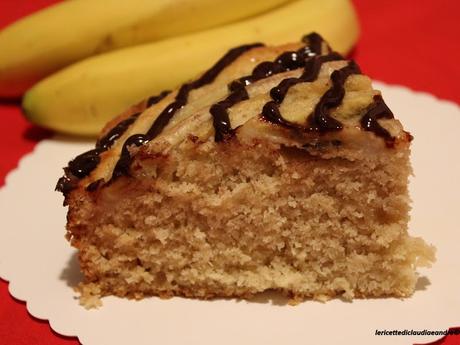 Torta al cocco, banane e salsa al cioccolato