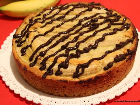 Torta al cocco, banane e salsa al cioccolato