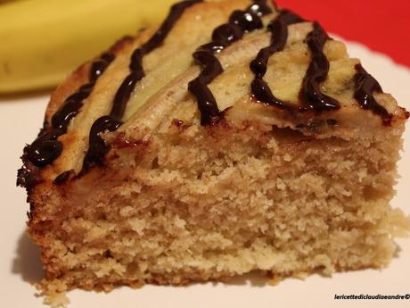 Torta al cocco, banane e salsa al cioccolato